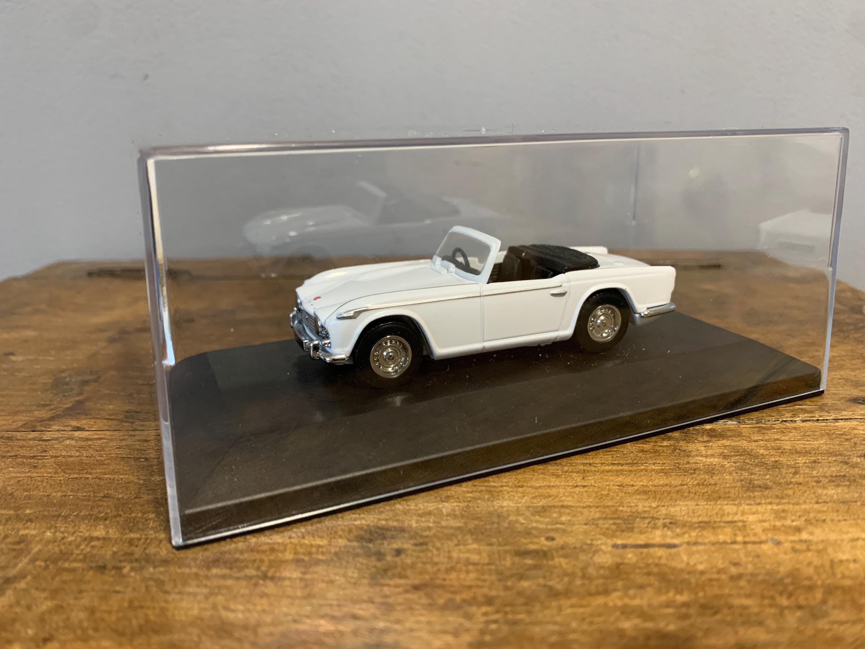 TRIUMPH TR4 A 1965 - montato in scatola espositiva, modello in scala 1:43 di Dinky, regalo di compleanno unico (696)