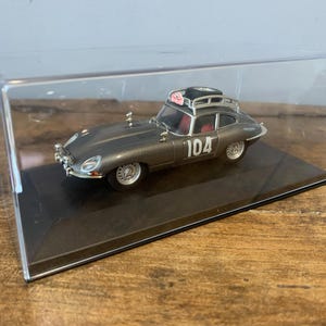 ジャガー E タイプ クーペ '1965 モンティ カルロ ラリー' - グレー - ディスプレイ ボックス入り 1:43 スケール モデル、アトラス製、誕生日プレゼント (668)