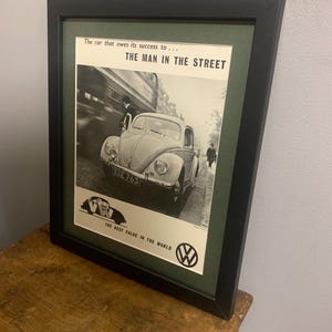 Coccinelle VW 1960 Impression d&#39;art mural publicitaire originale encadrée, anniversaire de voiture classique, exposition de maison, bureau, homme des cavernes (A241)