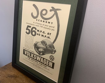Peut inclure: Une publicité vintage en noir et blanc pour la Volkswagen Beetle. La publicité présente une photo de la voiture et le texte "Jet Economy" avec le slogan "at a fraction of your petrol consumption - with VW economy jets". La publicité indique également "56 M.P.G. at 40 M.P.H."