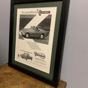 Puede incluir: Un anuncio vintage en blanco y negro para el automóvil Daimler V8 S.P. 250. El anuncio presenta una foto del automóvil conduciendo por un camino sinuoso y un texto que dice "the sensational V8 S.P. 250 a new speed sensation by... Daimler" y "To ensure for highest power and sharp safety at every wheel."