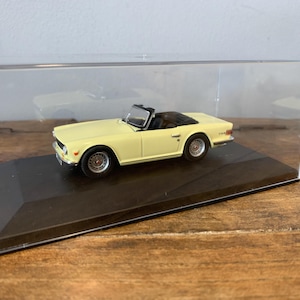 TRIUMPH TR6 1970 - mounted in display box, 1:43 scale model by Atlas, unique Birthday gift (707)