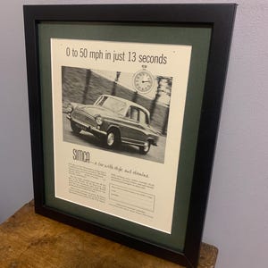 Può includere: Una pubblicità vintage per l'auto Simca. L'annuncio presenta una foto in bianco e nero dell'auto che sfreccia su una strada. Il testo recita "Da 0 a 50 mph in soli 13 secondi" e "Simca - un'auto con stile e resistenza".