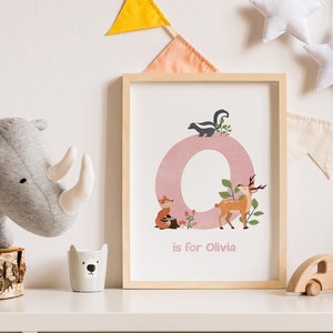 Impressão personalizada de enfermeira, estampas neutras de berçário, decoração de berçário de selva, arte digital de selva, pôster de nome para impressão, placa de nome de selva