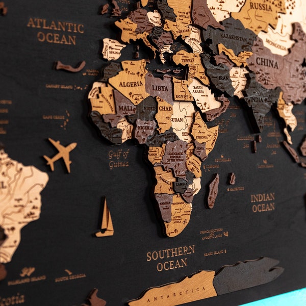 Carte du monde en bois avec punaises
