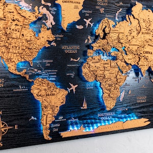 Kork Weltkarte Wohnung Dekor, Leinwand Weltkarte Push Pin, Reise Karte Wohnung Dekor, Holzkarte Housewarming Geschenk, 3D Holz Weltkarte Geführt