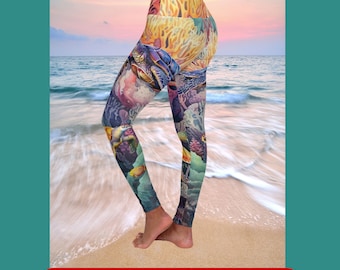 Puede incluir: Leggings de baño coloridos con un diseño de tortuga marina y arrecife de coral. Las leggings son una mezcla vibrante de azul, verde, amarillo y naranja.