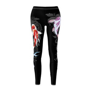 Op de afbeelding: Zwarte leggings met een bloemenpatroon en bedrukte kleurrijke koi-vissen.