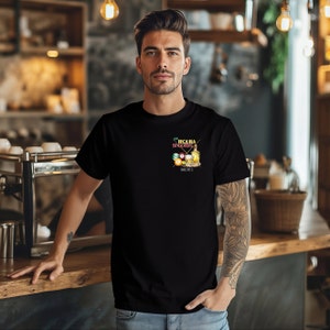 Puede incluir: Una camiseta negra con un diseño gráfico de una botella de tequila, un vaso de chupito y bolas de billar con el texto "Tequila Snooker's" y "Bar & Grill".