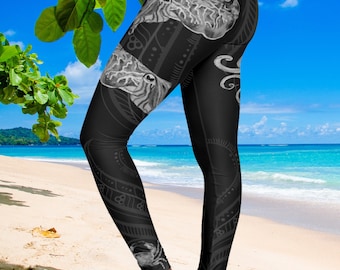 Puede incluir: Leggins negros con un diseño estampado en blanco que presenta un pulpo y un cangrejo estilizados. El patrón está inspirado en el arte polinesio.