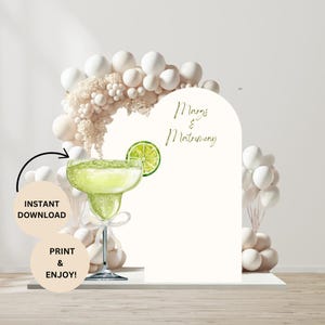 Puede incluir: Fondo de escenario de arco blanco con una copa de margarita y el texto "Margs & Matrimony". El fondo de escenario está decorado con globos blancos y crema.