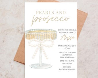 Puede incluir: Una invitación a una despedida de soltera con una ilustración de acuarela de una copa de champán adornada con perlas. El texto dice "Pearls and Prosecco" e incluye detalles del evento, como la fecha, la hora, el lugar y la información de RSVP.