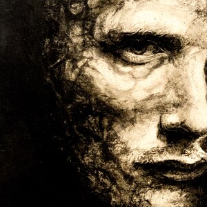 Könnte beinhalten: Eine Kohlezeichnung eines menschlichen Gesichts im Profil, ausgeführt in kontrastreichen Schwarz-, Weiß- und Sepiatönen. Das Kunstwerk zeigt tiefe Schatten, texturierte Schattierungen und detaillierte Linien um Auge, Nase und Mund.