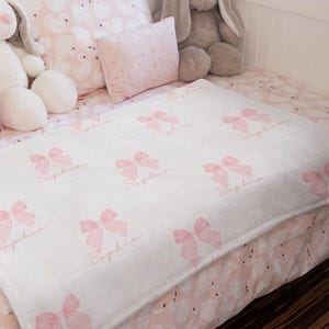 Manta de bebé con nombre personalizado: decoración infantil con lazo rosa