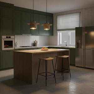 Puede incluir: Una cocina moderna con gabinetes verde oliva, una isla de madera clara y dos taburetes a juego. Dos l&aacute;mparas colgantes cuelgan sobre la isla. Tambi&eacute;n se ven un refrigerador de acero inoxidable y un horno blanco. La cocina tiene un ambiente luminoso y espacioso.