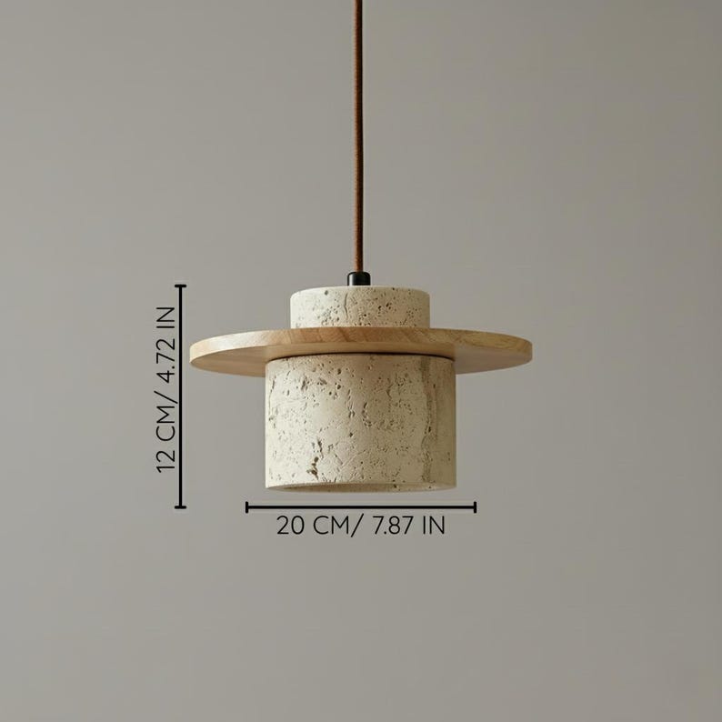 Puede incluir: L&aacute;mpara colgante moderna con base cil&iacute;ndrica de piedra beige texturizada, pantalla circular de madera y parte superior de piedra m&aacute;s peque&ntilde;a. La base mide 20 cm de ancho y 12 cm de alto.