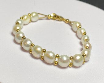 Bracciale di perle naturali fatto a mano: design elegante e senza tempo