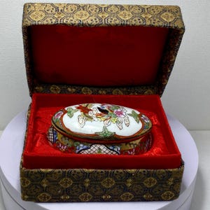 Vintage Chinese Mini Decorative Box – Hand-Glazed Porcelain with Traditional Motifs