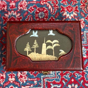 Vintage chinesische lackierte Schmuckschatulle mit geschnitztem Kork Diorama