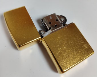 Encendedor Zippo chapado en oro de 24 quilates