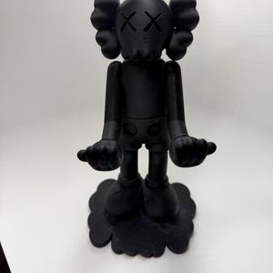 Puede incluir: Un juego de tres tazas de cer&aacute;mica con un esmalte moteado de color crema. Cada taza presenta un dise&ntilde;o pintado a mano diferente: una hoja azul y verde, una flor amarilla y una baya roja. Las tazas tienen una forma simple y redondeada y un asa c&oacute;moda.