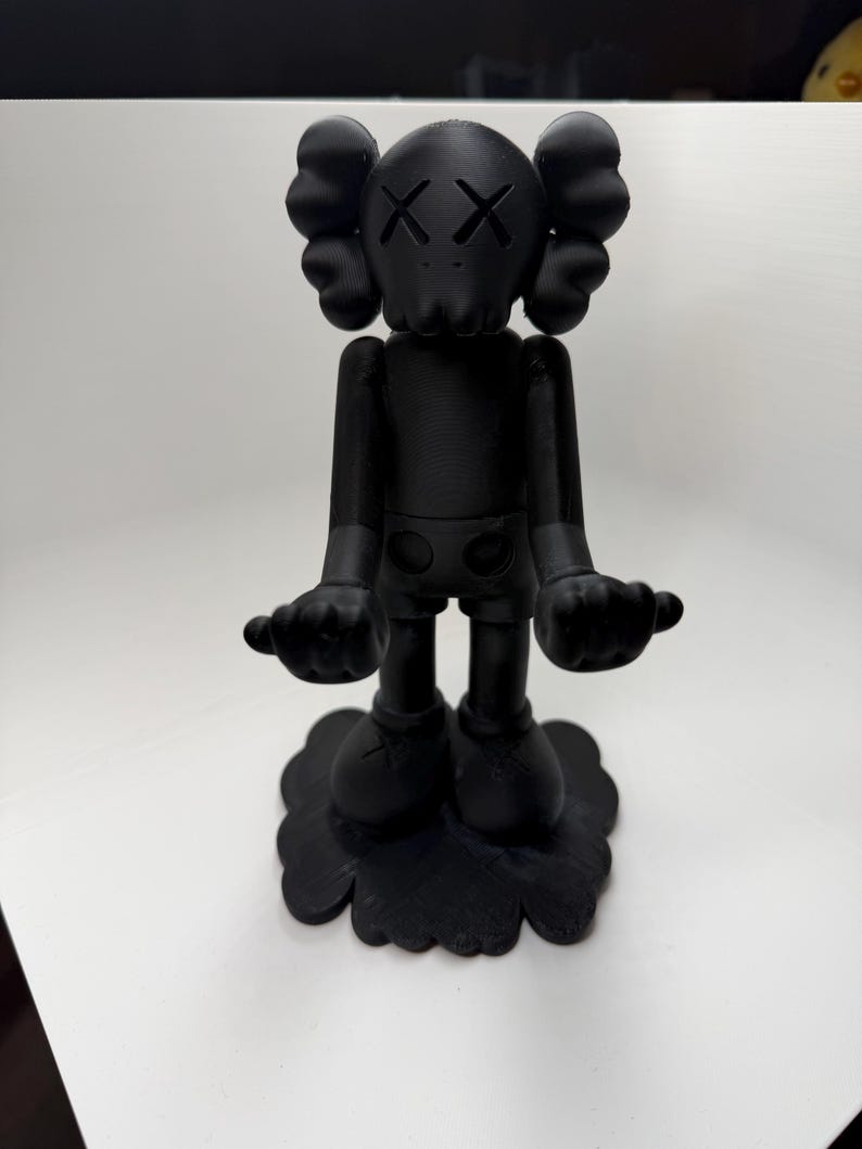 Puede incluir: Un juego de tres tazas de cer&aacute;mica con un esmalte moteado de color crema. Cada taza presenta un dise&ntilde;o pintado a mano diferente: una hoja azul y verde, una flor amarilla y una baya roja. Las tazas tienen una forma simple y redondeada y un asa c&oacute;moda.