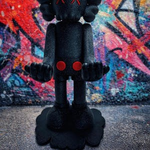 Soporte para controlador de teléfono estilo Kaws: expositor de escritorio personalizable con diseño de arte urbano. imagen 2