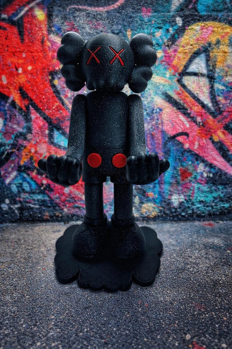 Soporte para controlador de teléfono estilo Kaws: expositor de escritorio personalizable con diseño de arte urbano. imagen 2