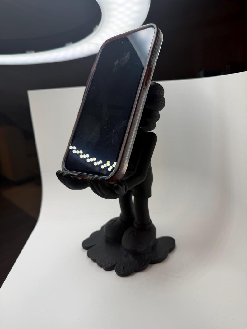 Puede incluir: Un letrero de madera r&uacute;stica con el texto "Welcome to our home" en letras blancas. El letrero presenta un acabado envejecido y un dise&ntilde;o sencillo y acogedor, perfecto para un porche o entrada.