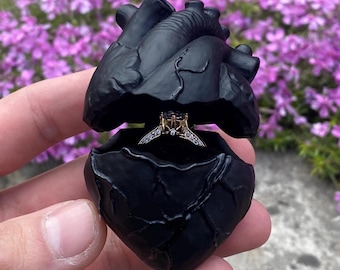 Caja para anillos anatómicos con forma de corazón: almohada de terciopelo negro