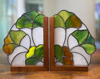 Ginkgo-Buchstützen aus Buntglas: Grün-weiß irisierend, handgefertigter Holzsockel