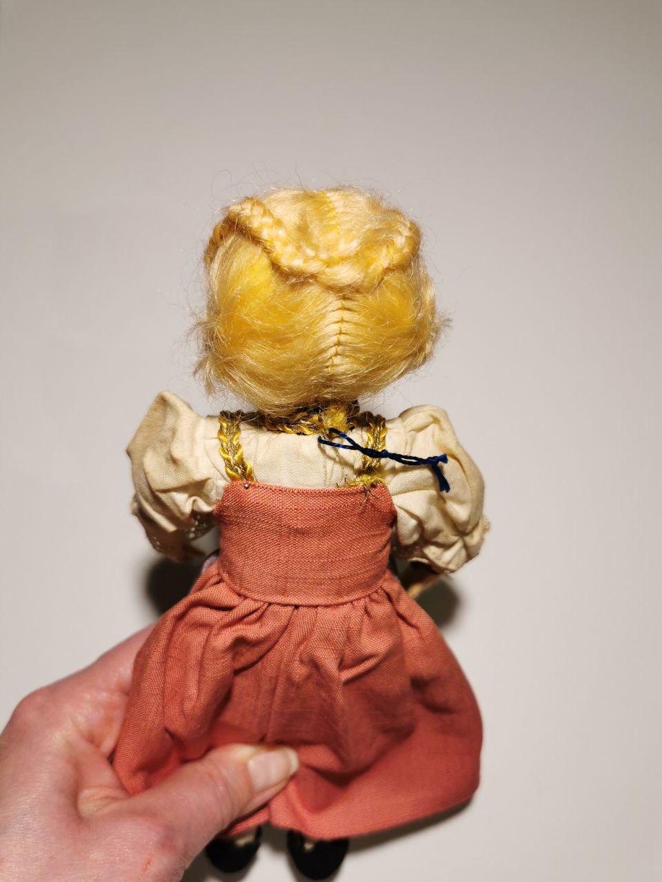 ビンテージの口笛を吹く男の子と女の子の人形 BAITZ。コレクター向け