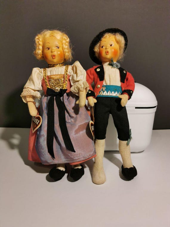 ビンテージの口笛を吹く男の子と女の子の人形 BAITZ。コレクター向け