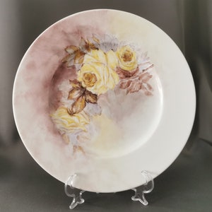 Decorative plate with roses, porcelain, diameter 25 cm.