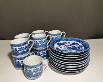 Xícara de café expresso vintage japonesa Blue Willow com pires, pássaros se beijando.