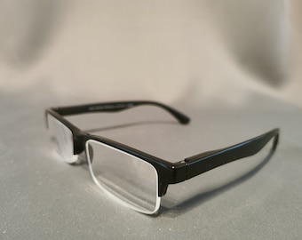 Lesebrille mit Gläsern +3 Roman Haberman, Germany. Praktische und stylische Brille. Schwarze Brille mit rechteckigen Gläsern.