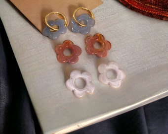 Interchangeable stainless steel hoop earrings and its set of 3 pairs of resin flower tassels