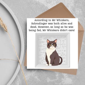 Könnte beinhalten: Humorvolle Grußkarte mit einer Cartoon-Katze mit Brille, vor dem Hintergrund mathematischer Gleichungen. Der Text der Karte lautet: "Laut Mr. Whiskers war Schrödinger sowohl lebendig als auch tot. Solange er aber gefüttert wurde, war es Mr. Whiskers egal!"