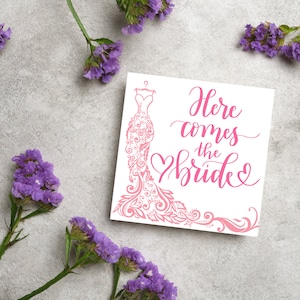 Felicitatiekaart bruiloft, Here Comes The Bride, verlovingskaart, kipkaart, felicitatiekaart voor bruiloft, leuk trouwkaartcadeau