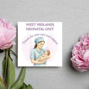 Op de afbeelding: Vierkante print met een illustratie van een verpleegster in een blauw uniform die een baby vasthoudt. De tekst luidt "WEST MIDLANDS NEONATAL UNIT" en "Thanks for your care and support". Roze bloemaccenten omlijsten de afbeelding.