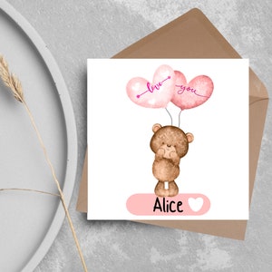 Biglietto di auguri di buon compleanno personalizzato con un simpatico orsetto che tiene in mano palloncini a forma di cuore, biglietto per lei, biglietto per la fidanzata, biglietto di auguri con il nome, per la figlia.