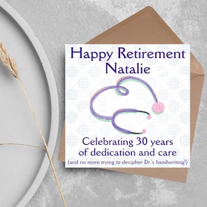 Puede incluir: Una tarjeta de jubilación con el texto "Happy Retirement Natalie" y una ilustración de estetoscopio. La tarjeta celebra 30 años de dedicación y cuidado. La tarjeta está dentro de un sobre marrón.