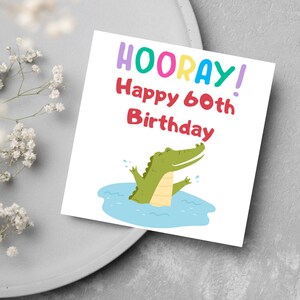 Cartão de aniversário divertido com design de crocodilo "Viva, feliz aniversário de 60 anos", um cartão para pessoas jovens de coração! Cartão para a vovó, para o vovô