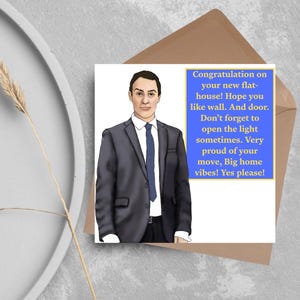 Puede incluir: Una tarjeta de felicitación con una ilustración de dibujos animados de un hombre con traje. La tarjeta tiene un cuadro azul con el texto "Congratulation on your new flat-house!" y otros buenos deseos. La tarjeta está dentro de un sobre marrón.