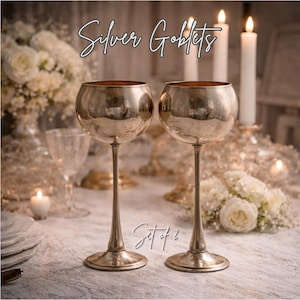 Puede incluir: Un juego de tres tazas de cerámica con un acabado mate moteado. Las tazas son en tonos crema, gris claro y gris oscuro. Cada taza tiene un diseño simple y minimalista y un asa redondeada.