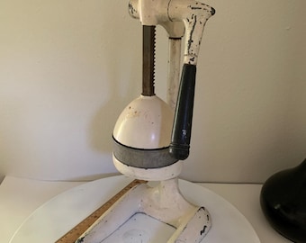 Vintage Juice King Citrus Juicer Press, 1940s Art Deco Manual Countertop Orange Squeezer, Retro Mid Century Kitchen Decor Collectible