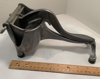 Vintage Wear-Ever Aluminum Citrus Juicer Press Model 32; Retro Hand Press Orange Squeezer, Mid Century Industrial Kitchen Decor; Barware