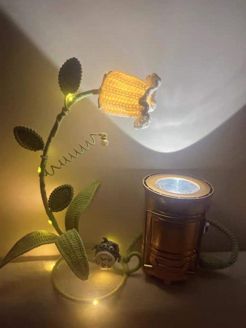 Handgjord virkad liljekonvaljlampa med glasskärm, vallmoblomma – Unik heminredningsbelysning, present, Totoro, sovrum, mysig lampa, Boho bild 10