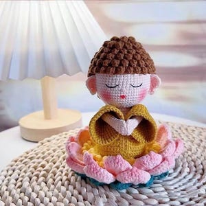 Handgemaakt gehaakt ornament mediteren monnik - ontwerp lotusbloem, spiritueel decor, auto hangen, cadeau-idee, Boeddha decoratie, zen-stijl