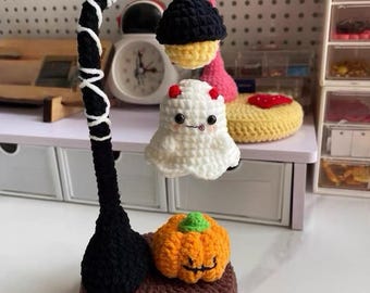 Virkat Halloweenspöke och pumpa | Handgjord flytande amigurumi-dekor | Spöklik magnetisk svävande Halloween-present